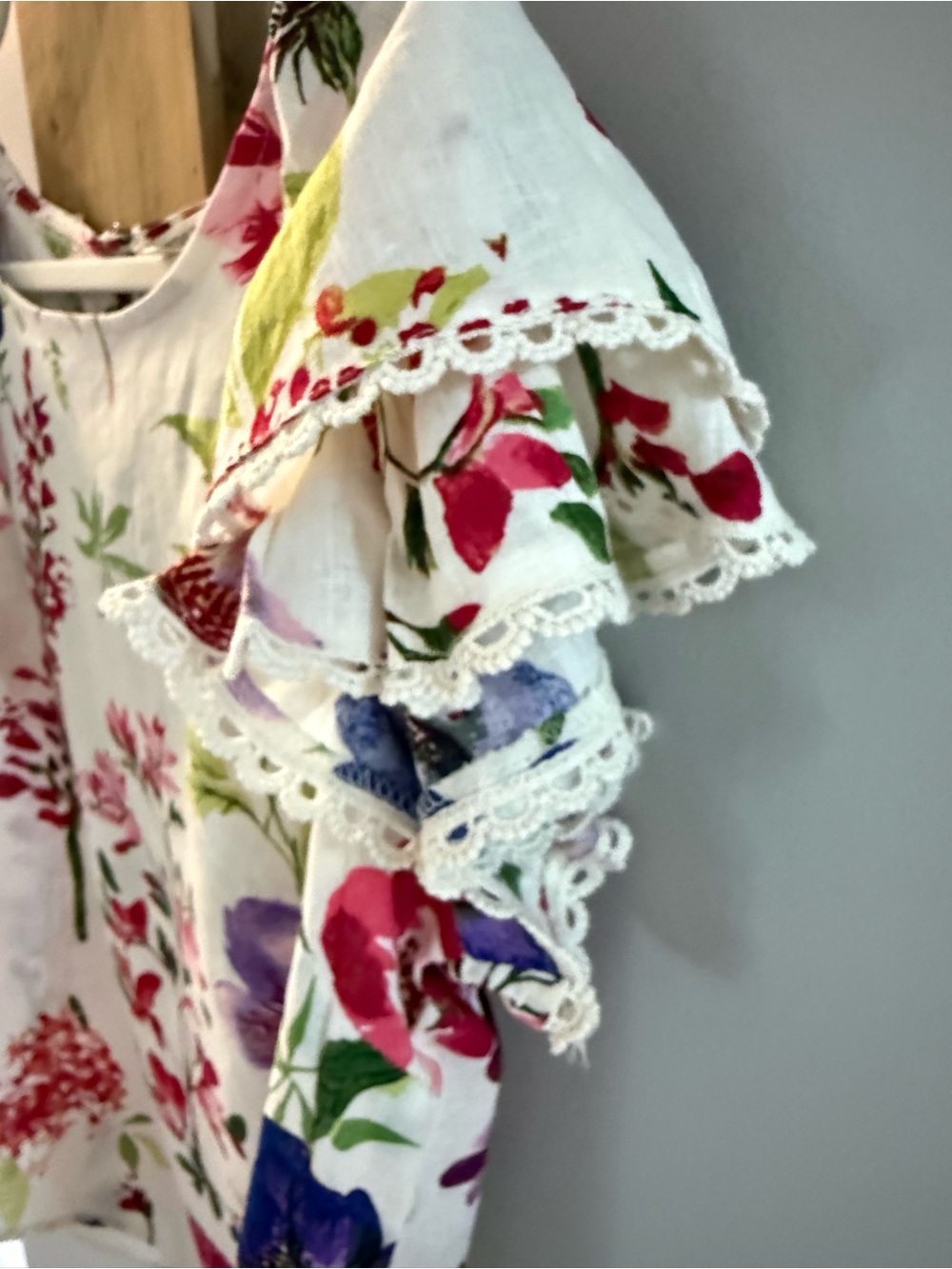 Christian Siriano White Floral Flutter Sleeve Blouse - Picture 6 of 8